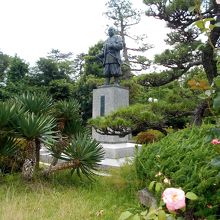 徳川家康公銅像?。蘇鉄・松・薔薇に囲まれて。