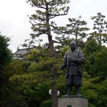 徳川家康公銅像?。岡崎城天守閣と家康公。