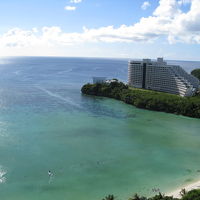 バルコニーに出れば海が見えます。