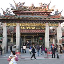 電光表示板を備えた正面大門