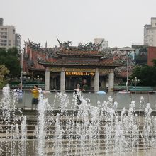 正面公園には噴水もあるんです
