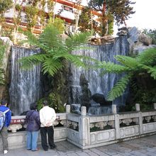 次の門を入って右側には滝が流れています