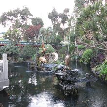 同じく左側には庭園がしつらえられています