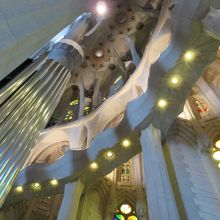 複雑な構造の内部・ステンドグラスの光が癒してくれます