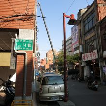 南京西路側の廸化街入り口付近