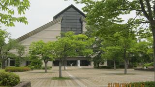 山形城址東大手門のそばに建てられています。