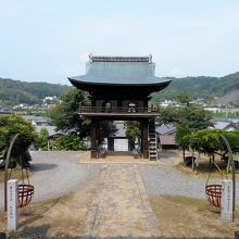 本堂からの鐘楼門と本宿の町並の景観。