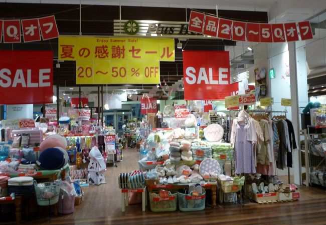 まるで砂糖菓子のような色合いのお店