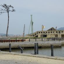 指示標識に従って行くと、奇蹟の一本松と旧・YHが見えてきます