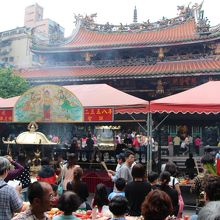 お線香がもうもうと充満