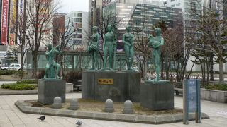 のびのびとした像群