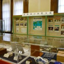 内部展示の一部。北海道の国際交流に関する展示。