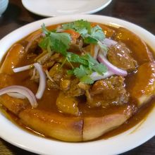 ナンの上に煮込み料理が掛かってます。スパイシーでしょっぱい。