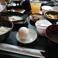 地元の食材を使った料理。和食の朝ごはんもありました