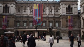 現代美術展をおこなっていました