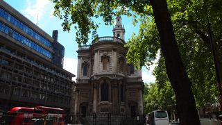 北側には劇場、コベントガーデンがありにぎやか