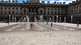 中庭の噴水が開放感あり