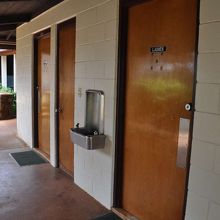 教会正面を右に沿って進むと、この無料トイレがある