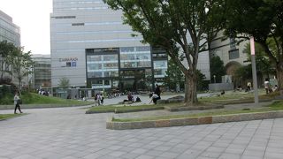 街中の綺麗に整備された公園