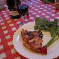 前菜のピザ、イタリアワイン
