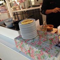 朝食ビュフェのオムレツ