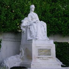純白のエリザベート像