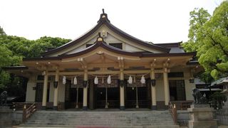 参道の新緑がきれいな楠公さん