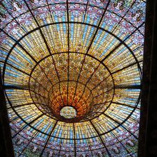 天井のステンドグラス・首が痛くなるほど見上げていても飽きない