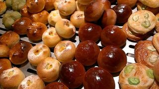 他店より狭いけど。ファミレスちっくかな。パン食べ放題のパンが美味しい！