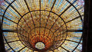 優雅な佇まいにうっとり・・どこを見ても飽きない装飾は見事です。