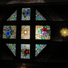 最上階の天井のステンドグラスも素敵です