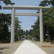 二の丸大手門跡に建てられた庄内神社ｙの鳥居です。