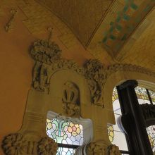 階段の窓枠、ステンドグラス、天井も、きょろきょろ・・・