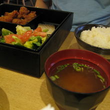 お味噌汁もついてきます。ほっとします。