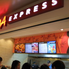 人気店のようで行列。