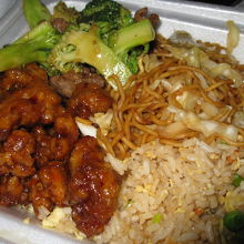 牛肉とブロッコリ、オレンジチキン。$8.25。