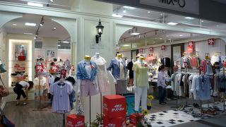 18歳～27歳くらいまでの色白の女性に似合いそう