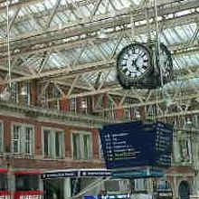 駅の壁（内側）が外壁のようになっている。