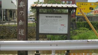 旧城下町の東から南に流れています。