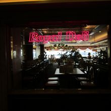 窓の向こうは滑走路