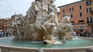 四大河の噴水を見てください。