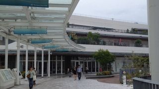 新しくて綺麗な駅前のショッピングモール