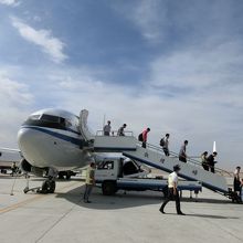 タラップを降りて、各自歩きます