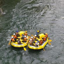 湯原橋の橋上からラフティングのボートを見る