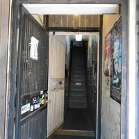 階段を上がります。２階はカンフーショップ！