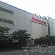 西側から見た店舗の外観