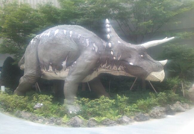 巨大百貨店の中にあるジオラマ動物園です