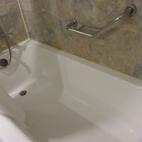 バスルームもきれい。お水の出は、日本のようにはいかない。