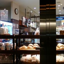 パンの種類も豊富です。