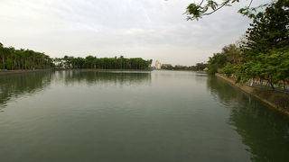 高雄で一番大きな人造湖。住民の憩いの場所です。